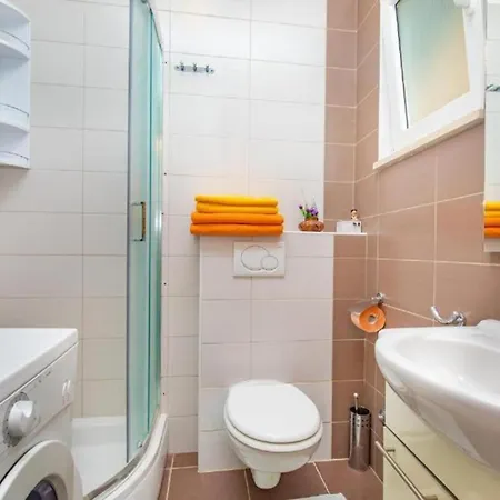 Apartment Una アパート ツァヴタット